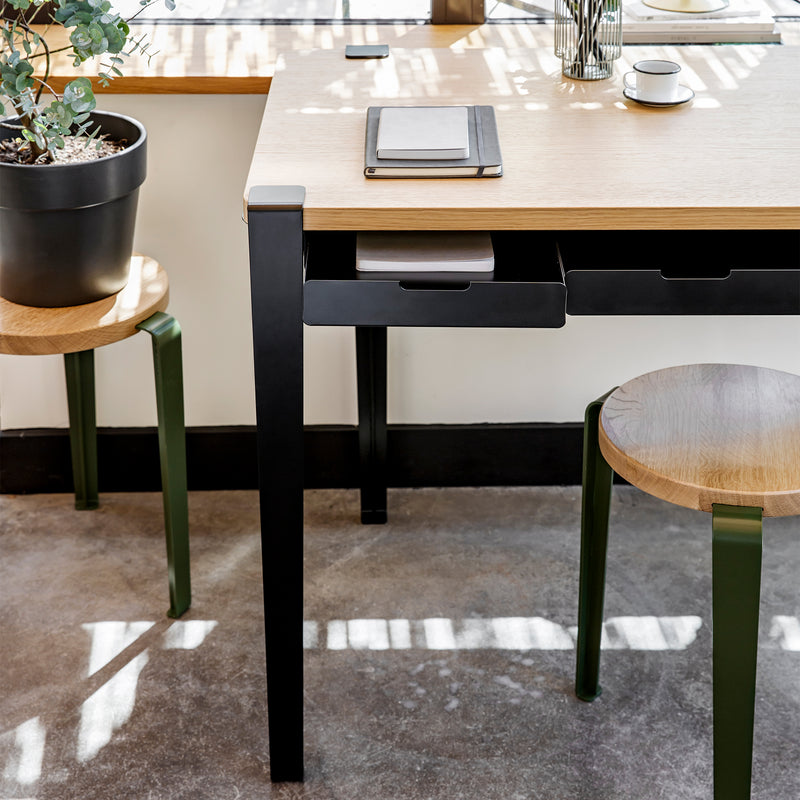 TipToe - Monochrome Schreibtisch mit Schubladen