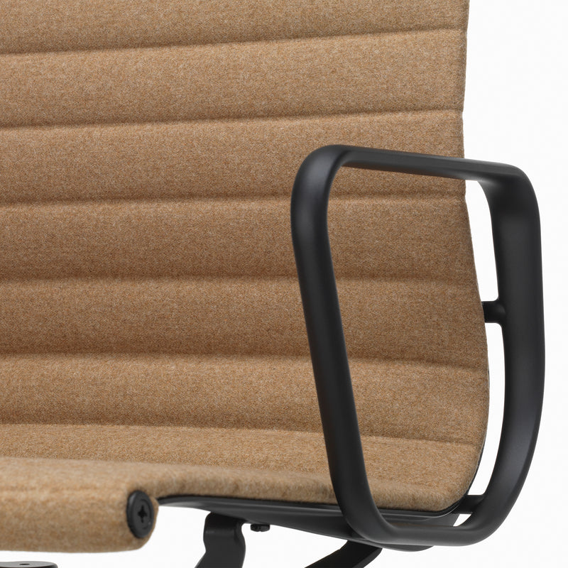 Vitra - EA 132 Bürostuhl mit Armlehnen