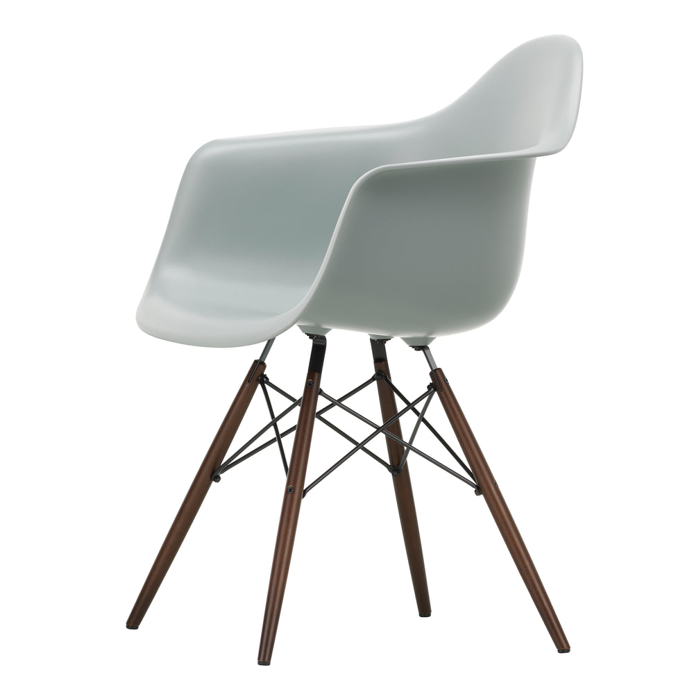 Vitra - Eames Plastic Armchair DAW RE | hellgrau RE / Ahorn dunkel 