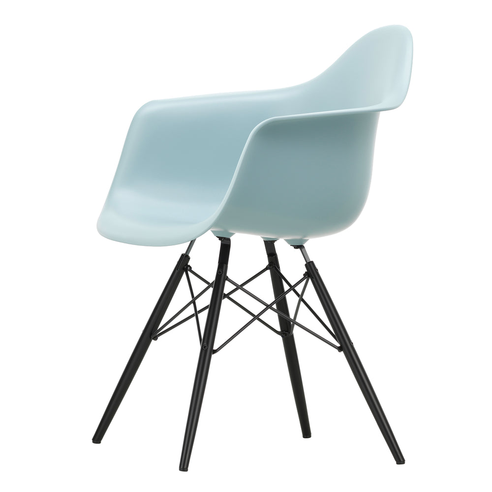 Vitra - Eames Plastic Armchair DAW RE | eisgrau RE / Ahorn schwarz