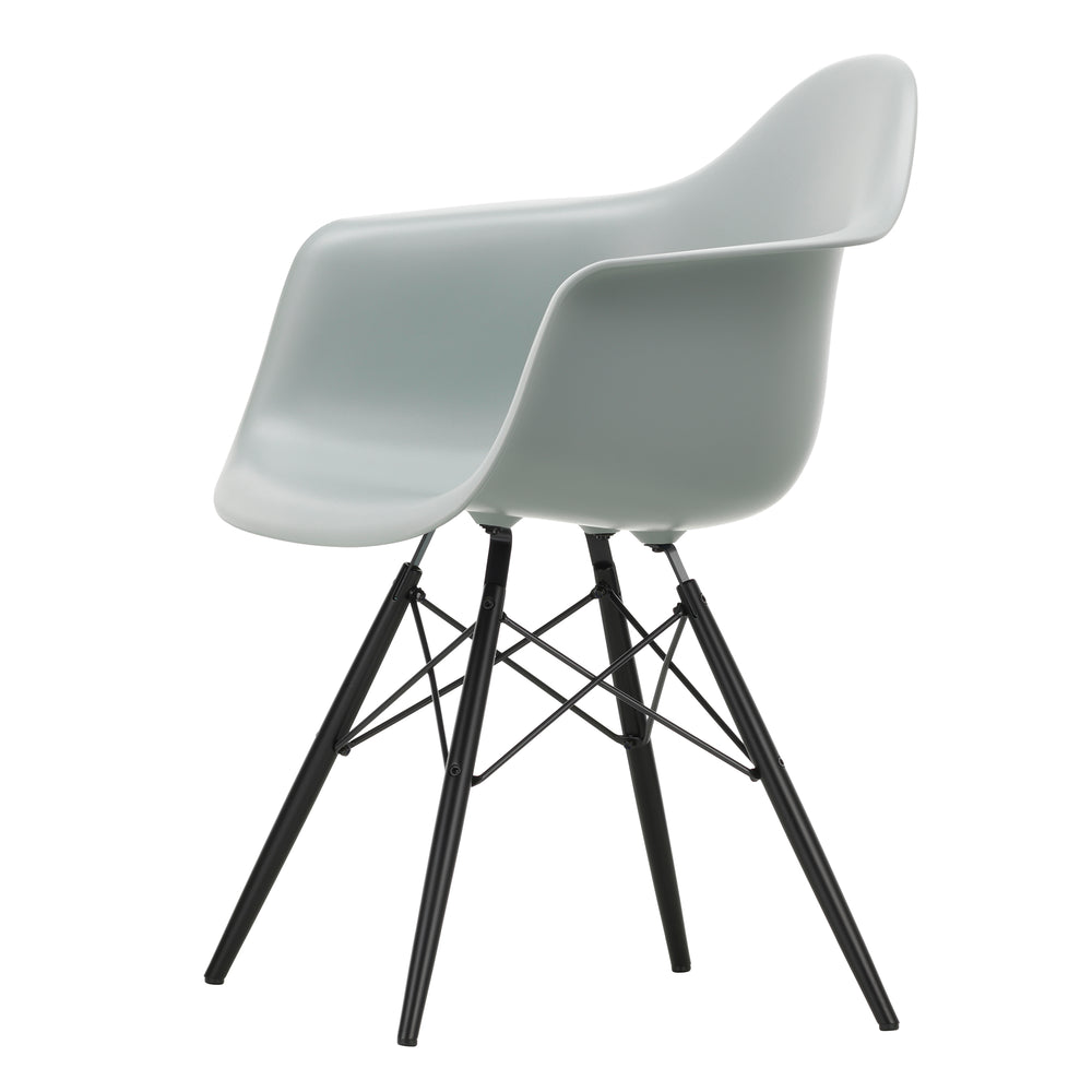 Vitra - Eames Plastic Armchair DAW RE | hellgrau RE / Ahorn schwarz