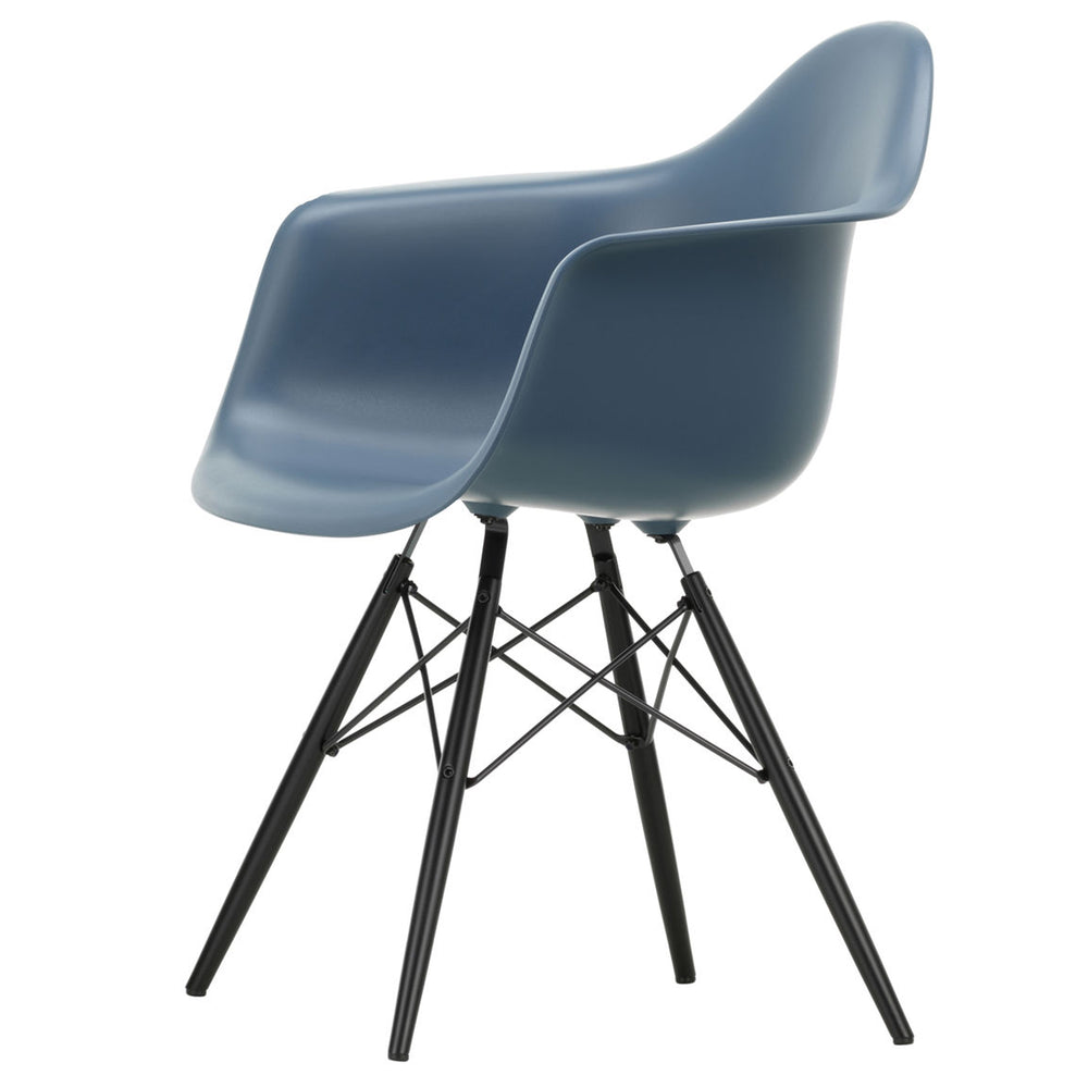Vitra - Eames Plastic Armchair DAW RE | meerblau RE / Ahorn schwarz