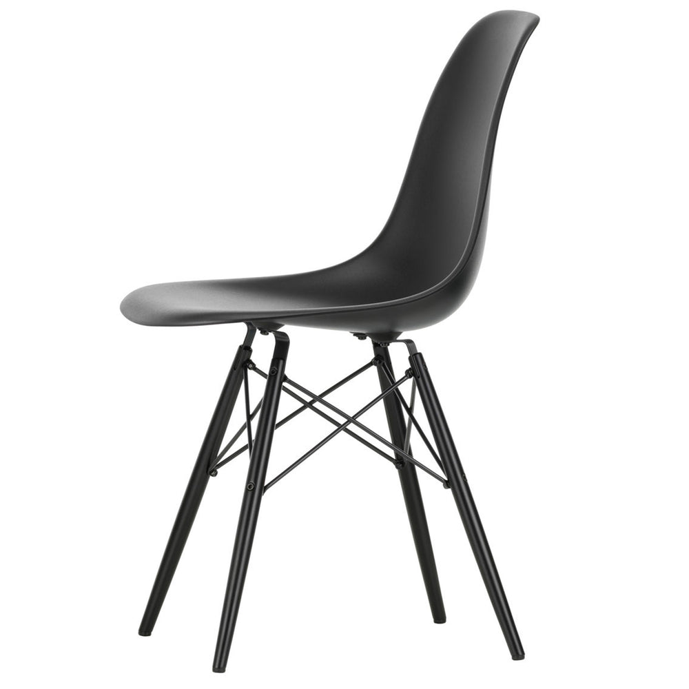 Vitra - Eames Plastic Side Chair DSW RE | Filzgleiter basic dark / tiefschwarz RE / Ahorn schwarz