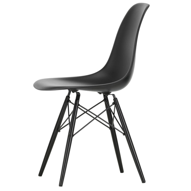 Vitra - Eames Plastic Side Chair DSW RE | Filzgleiter basic dark / tiefschwarz RE / Ahorn schwarz
