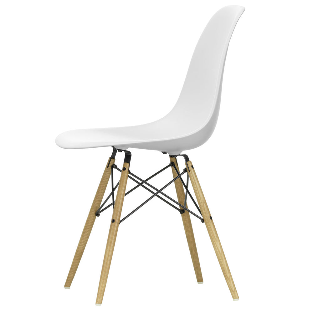 Vitra - Eames Plastic Side Chair DSW RE | Filzgleiter basic dark / cotton weiß RE / Esche honigfarben