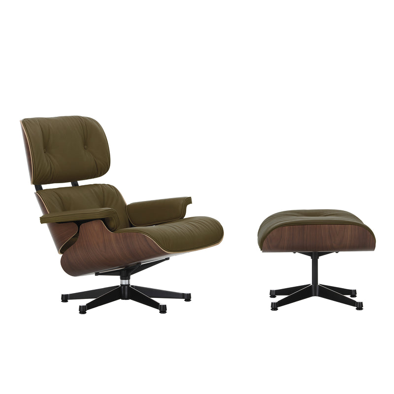 Vitra - Lounge Chair &amp; Ottoman | Leder Premium F 58 khaki / Nussbaum dunkel / poliert / Seiten schwarz