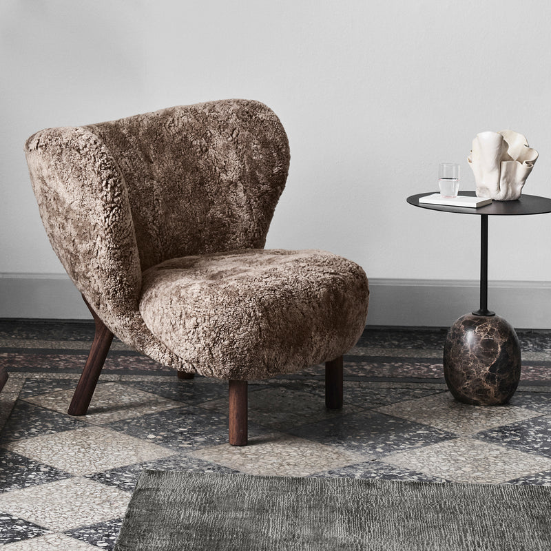 &amp;Tradition - Little Petra Lounge Chair | Schaffell Sahara / ohne Pouf / Walnuss