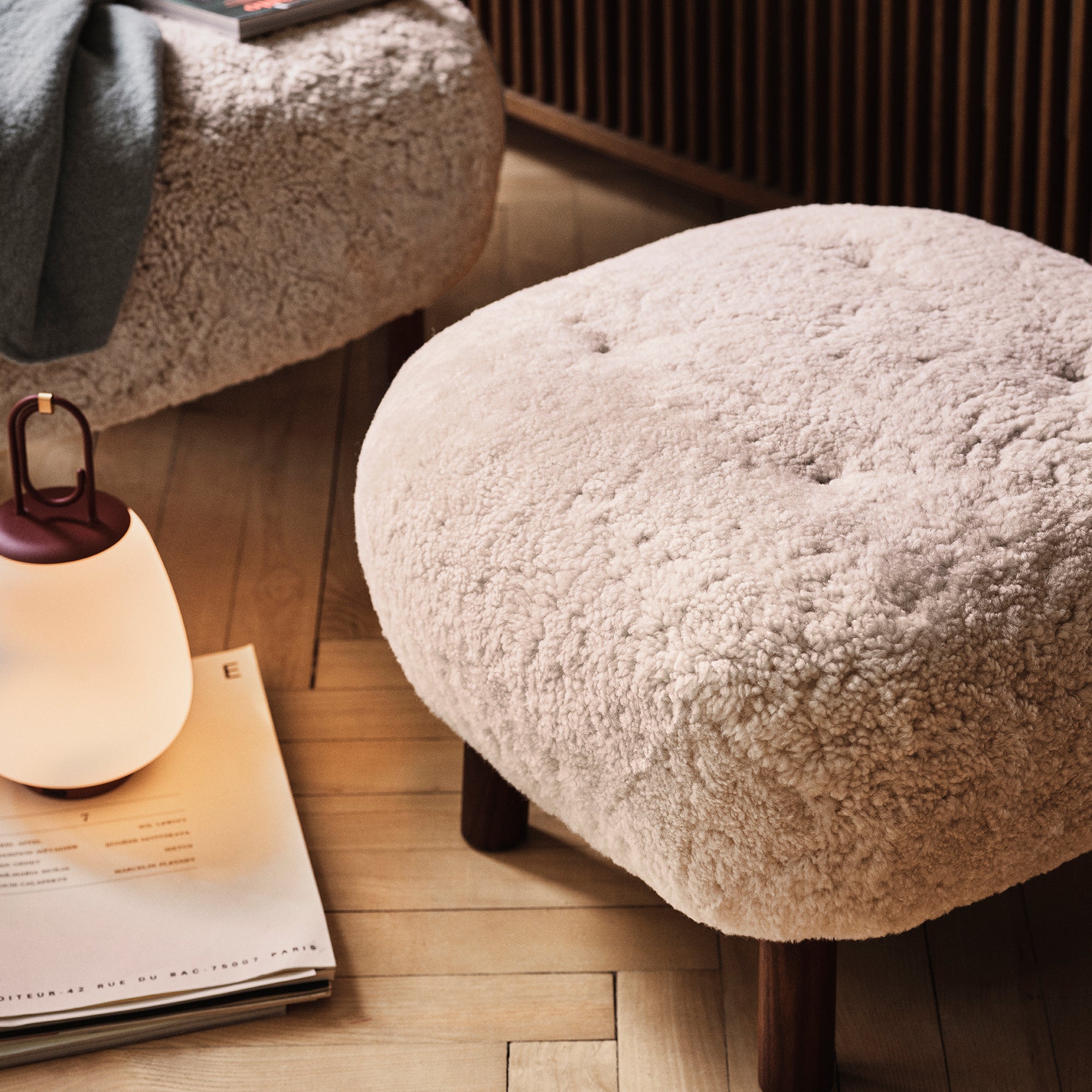 &amp;Tradition - Pouf ATD1 für Little Petra Sessel | Schaffell Moonlight / Walnuss geölt