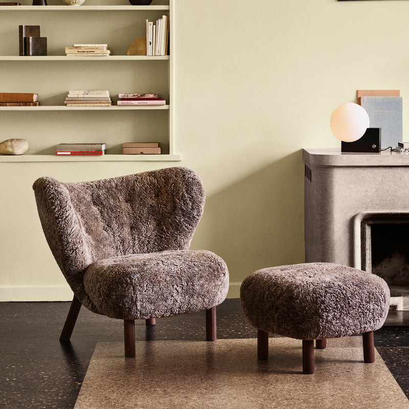&amp;Tradition - Pouf ATD1 für Little Petra Sessel | Schaffell Sahara / Walnuss geölt