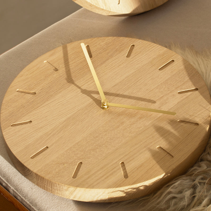 Applicata - Watch:Out Wanduhr | Eiche natur/Messing