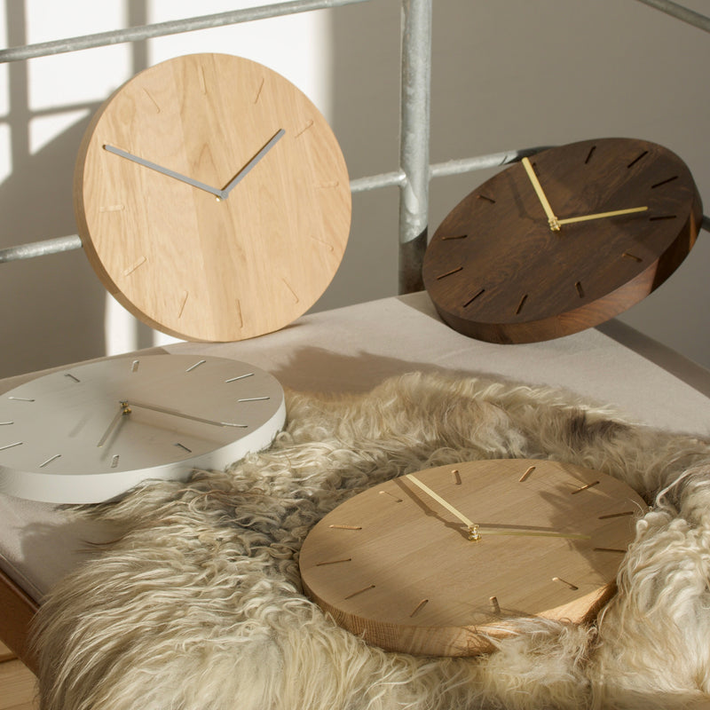 Applicata - Watch:Out Wanduhr | Eiche geräuchert/Messing