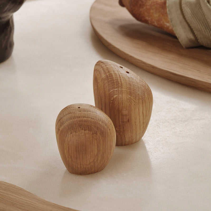 Ferm Living - Cairn Salz- und Pfefferstreuer | Eiche lackiert
