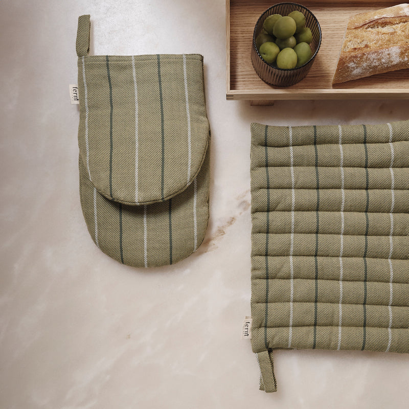 Ferm Living - Ito Ofenhandschuh | seaweed